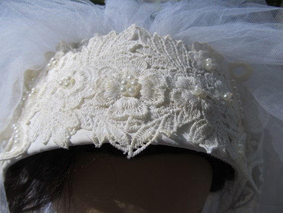 Beautiful Vintage White or Candlelight Headpiece - image 2