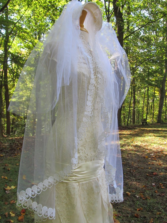 Beautiful Vintage White or Candlelight Headpiece - image 3