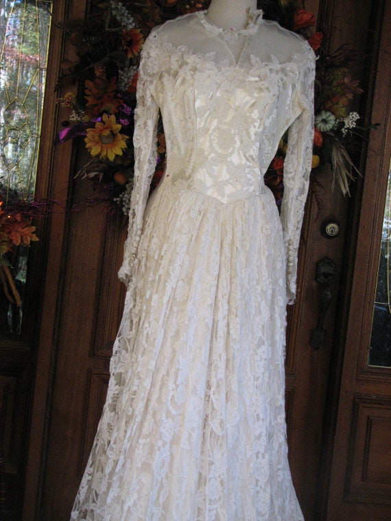 Vintage Ivory Wedding Gown/Dress - image 8