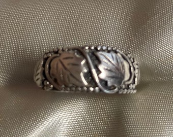 Detailed Sterling ring with leaf detail - size 6 3/4