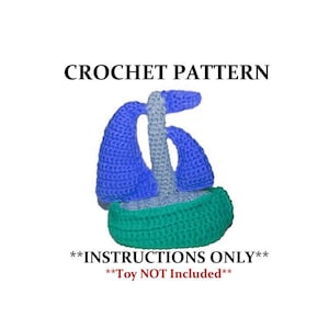 Puede incluir: Un patrón de ganchillo para un velero de juguete. El barco tiene velas azules, un mástil gris y una base verde. El texto "CROCHET PATTERN" está en la parte superior, con "INSTRUCTIONS ONLY" y "Toy NOT Included" debajo.