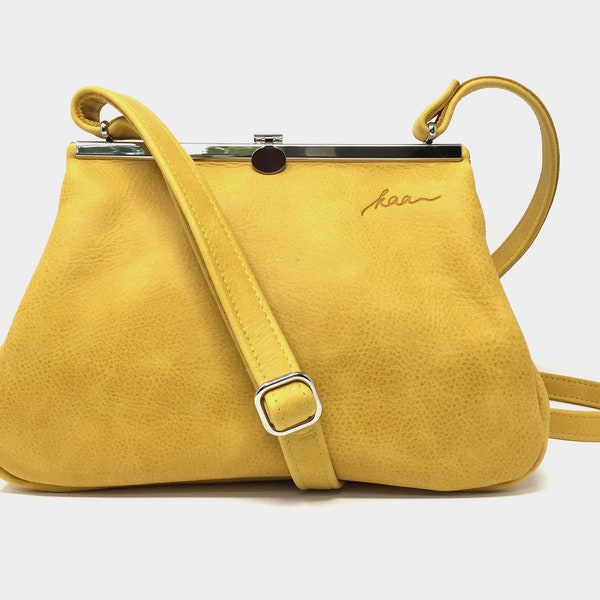 Sac en cuir jaune avec fermeture clip argenté, sac bandoulière en cuir jaune, sac avec clip,