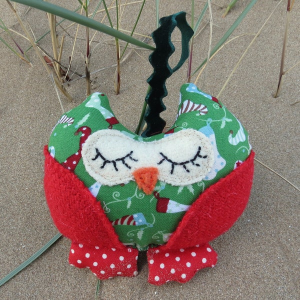 Decoratie uil.  Een feestelijke opknoping uil.  Deur hanger.  Kerst uil.