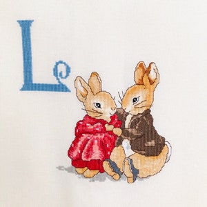 Letra L del alfabeto de Peter Rabbit hecha a mano para punto de cruz, guardería de Beatrix Potter, lista para enmarcar