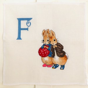 Punto de cruz hecho a mano Peter Rabbit ABC Letra F Beatrix Potter Vivero listo para enmarcar