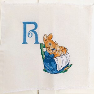 Punto de cruz hecho a mano Peter Rabbit ABC Letra R Beatrix Potter Vivero listo para enmarcar
