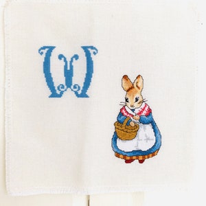 Punto de cruz hecho a mano Peter Rabbit ABC Letra W Beatrix Potter Vivero listo para enmarcar