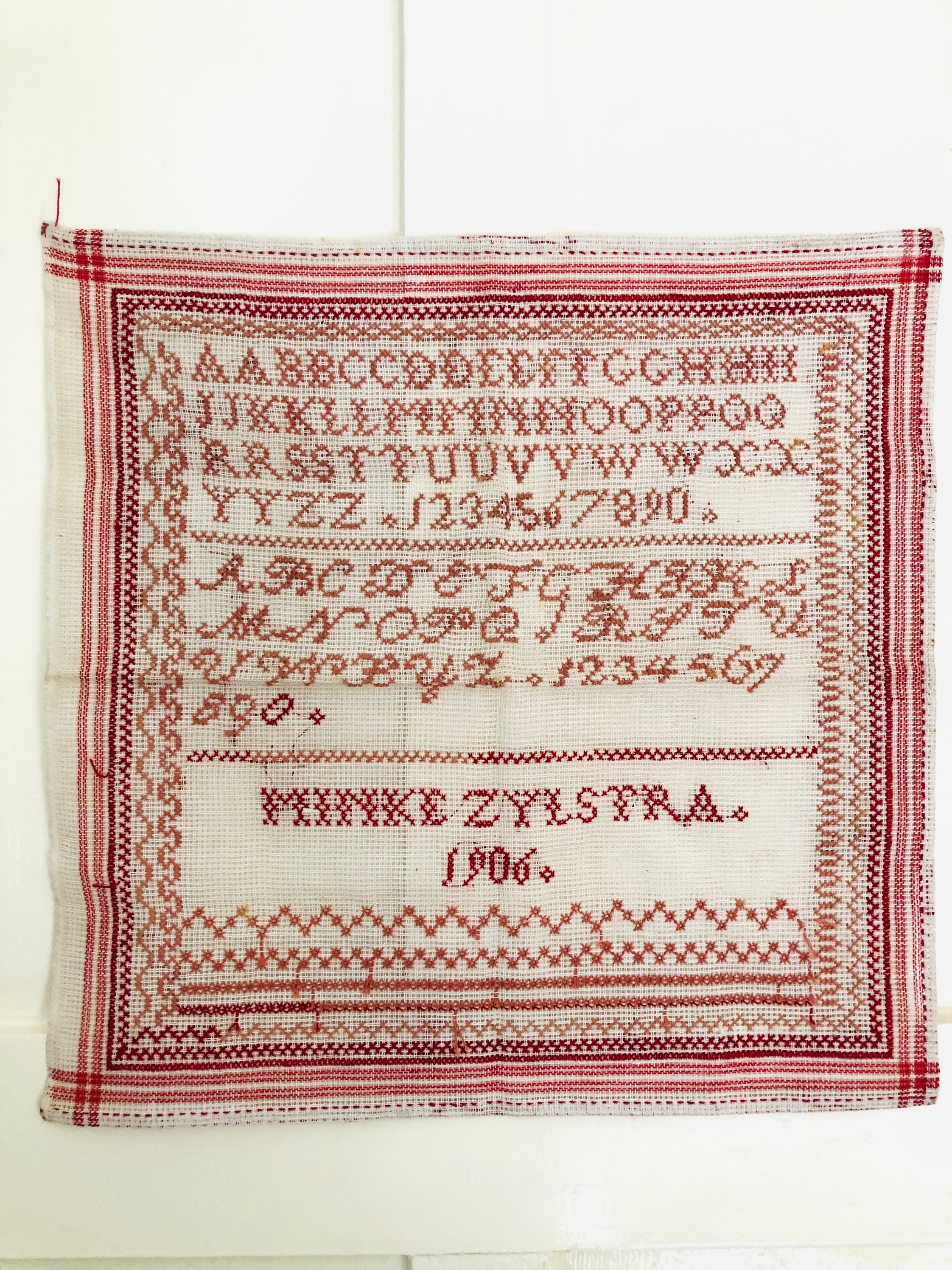 イギリス アンティーク 刺繍額 スクールサンプラー アンティーク ダッチ サンプラー セット：1906年 クロスステッチ刺繍