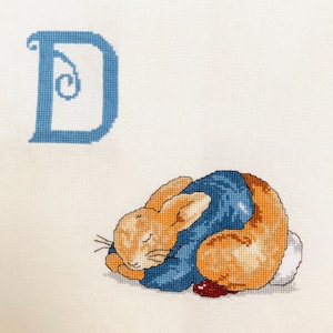 Punto de cruz hecho a mano Peter Rabbit ABC Letra D Beatrix Potter Vivero listo para enmarcar