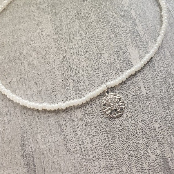 Collier d'été et de plage en perles de rocaille a pendentif dollar de sable