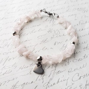 Pulseira de pepitas de quartzo rosa com pingente de coração