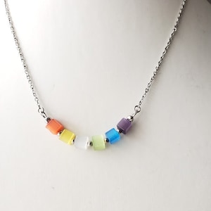 Wielokolorowy tęczowy naszyjnik w kształcie kostki LGBT z łańcuszkiem ze stali nierdzewnej