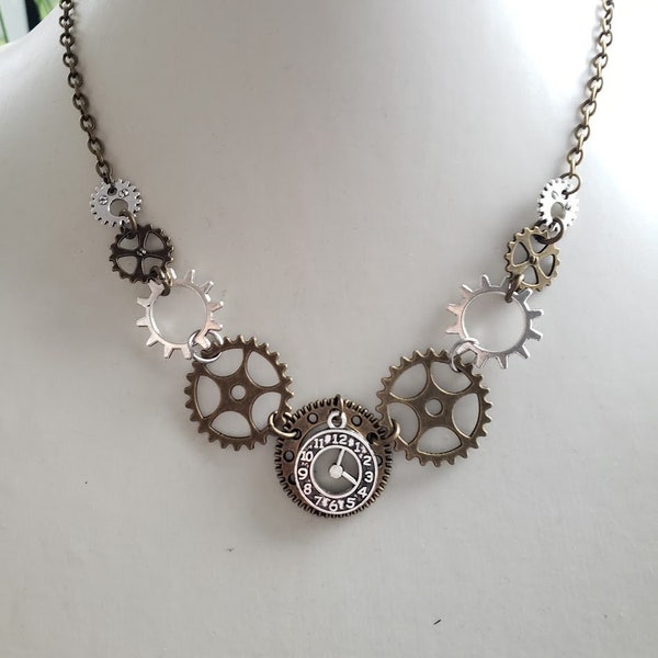 Collier style steampunk a horloge et engrenages argent et laiton antique