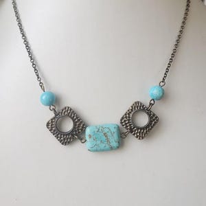 Collier geometrique a pierres turquoises avec chaine en laiton antique