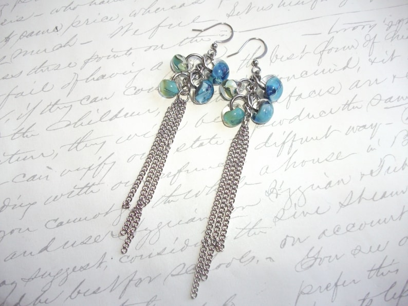 Boucles d'oreilles longues en perle de verre. - France