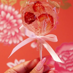 3 Fancy Champagne Flavored Wedding Party Favors Lollipops With Strawberry Slices And Edible Glitter Hearts image 2