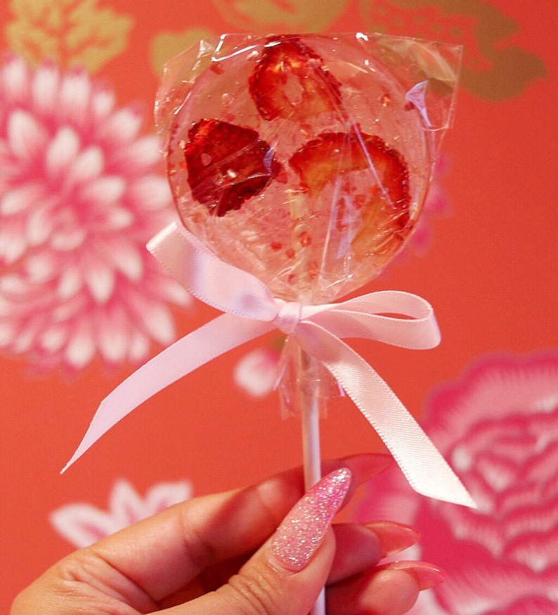 3 Fancy Champagne Flavored Wedding Party Favors Lollipops With Strawberry Slices And Edible Glitter Hearts image 2