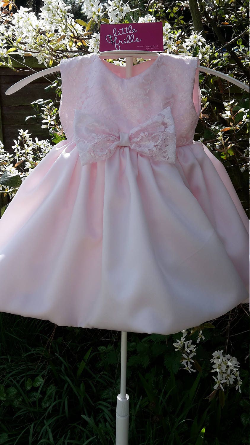 Kleding Meisjeskleding Babykleding voor meisjes Jurken Zacht roze satijnen babyjurk 