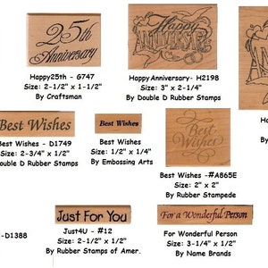 Puede incluir: Una colección de sellos de goma de madera con varios diseños y mensajes, incluyendo "Feliz Aniversario", "Mejores Deseos", "Solo para ti" y "¿Qué hice para merecer un tú tan maravilloso?" Los sellos están dispuestos en filas sobre un fondo marrón claro.