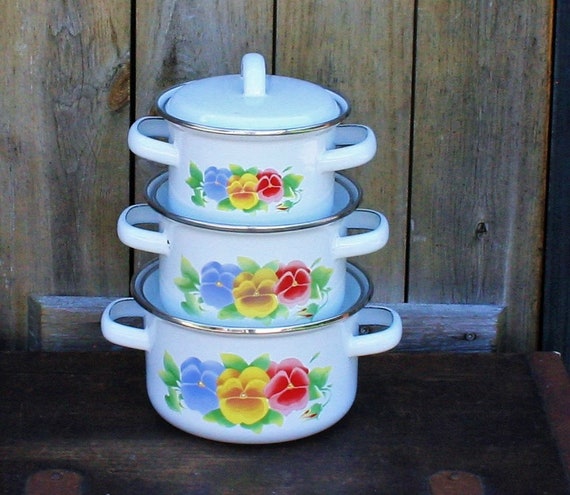 Set of Three Enamel Graduating Cooking Pots With Summer Blush Pattern,  Vintage Enamelware 