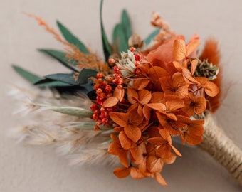 Boutonniere con ojal de rosa preservada de terracota otoñal