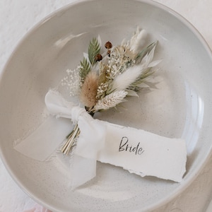 Mini bouquets de fleurs séchées pour mariage avec carte de visite rustique