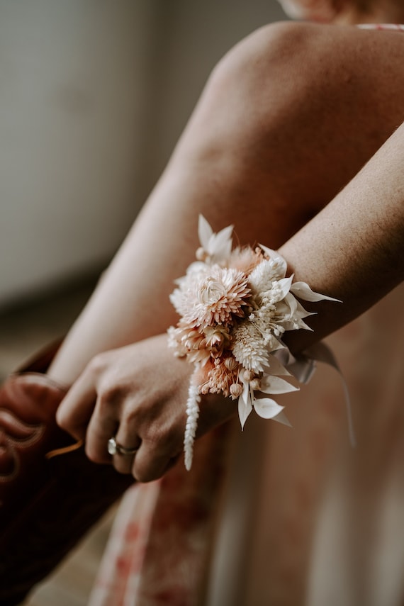 Corsage da polso da sposa con fiori secchi rosa Boho Maisie -  Italia