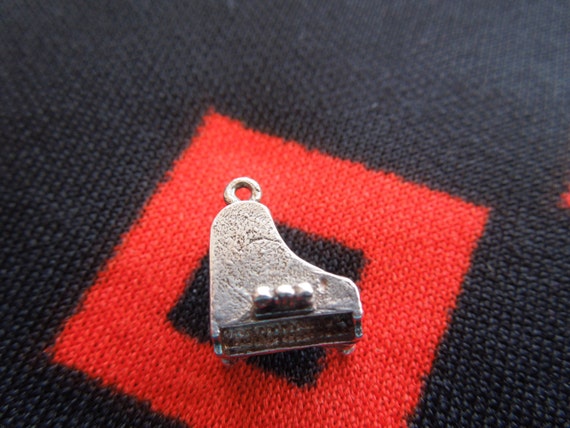 Broche Piano En Argenté Avec Cristaux Et émail Blanc - Broche Vintage - Occasion Portée