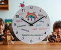 Personalisierte Wanduhr Abschiedsgeschenk Kita für Erzieherin Geschenk Kindergarten  Kindernamen Regenbogenmotiv Uhr Kitaabschluss lautlos