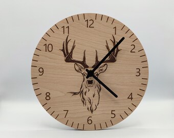 Holz Wanduhr Handarbeit Hirsch lautlos Gravur 25 cm Geschenk