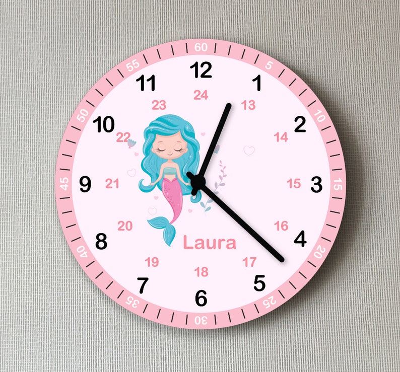 Kinder Wanduhr ohne Ticken Meerjungfrau mit Namen Geschenk Mädchen personalisiert Rosa Kinderzimmer Uhr Bild 1