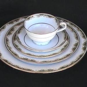Noritake Warrington 6872  Fine china service for 4 or 8 ppl (5 pc place setting) beautiful set plates ALL LIKE NEW !!