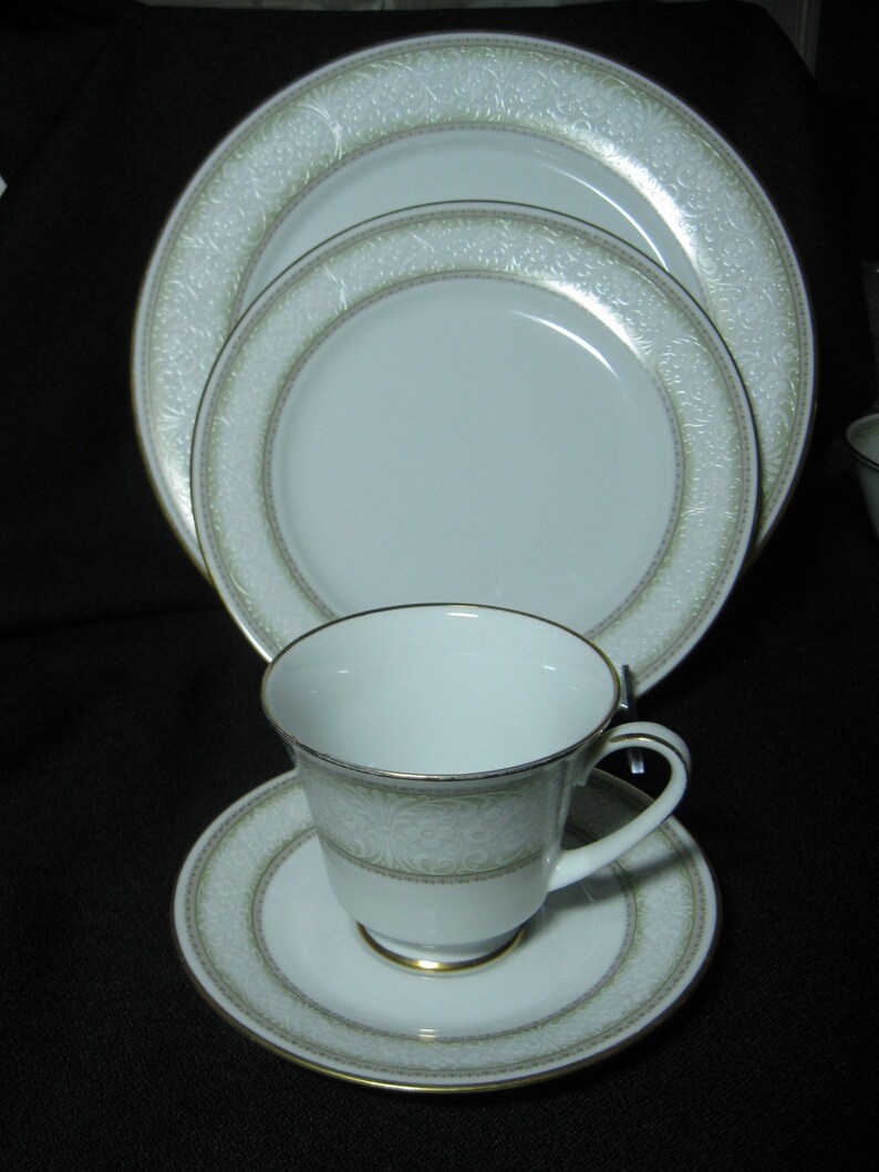 Noritake Eugenia 2160 Fine China Place Settings of 4 Pieces per Setting