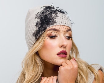 Hellbeige Kaschmir Wintermütze, extrafeine Merino Wollmütze mit Spitze und glitzernden Perlen, Wintermütze