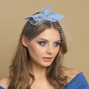 Blaugrauer Fascinator aus Wollfilz mit Netz, blaues Cocktailhütchen, blaues Kopfschmuckstück mit Netzschleier Bild 1