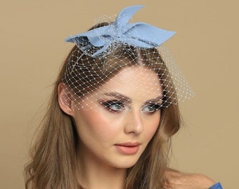 Blaugrauer Fascinator aus Wollfilz mit Netz, blaues Cocktailhütchen, blaues Kopfschmuckstück mit Netzschleier