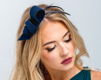 Navy blue headpiece with delicate feathers, blue felt fascinator, small cocktail hat wih feathers