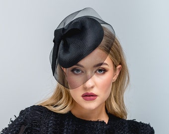 Svart ullfilt hatt formad som Queen Kate med krin slöja, cocktailhatt med pillerbox, begravningshatt, hatt med modern dekoration, rosett