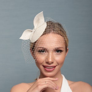 Bridal small ivory hat with bow and birdcage, creamy white fascinator with netting, felt creamy white headpiece with veiling