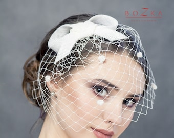Spotted veil with small bow, short merry widow veil