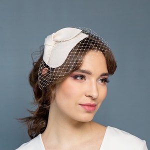 Bridal mini hat with bow and veiling, ivory wedding fascinator, felt white headpiece with bow and netting