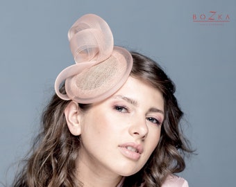 Elegante hatinador rosa polvoriento, moderno sombrero de platillo pequeño rosa con crin, tocado de cóctel rosa sucio