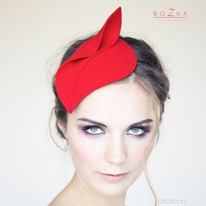 Red wool felt fascinator with unique bow, red woll felt headpiece in teadrop shape, small chic hat with bow