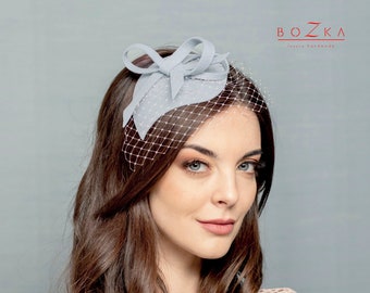 Fascinator in feltro di lana azzurro con fiocco e rete, cappellino da cocktail blu piccione, copricapo blu con veletta