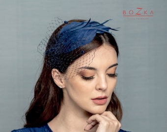 Fascia blu navy con piume e rete maculata, fascia tipo cigno nero, copricapo blu con piume e velo