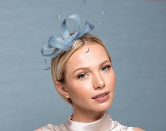 Moderner zarter taubenblauer Fascinator mit Fesseln, Braut Haarschmuck mit blauen Steinen, Cocktail Feder Fascinator in babyblau