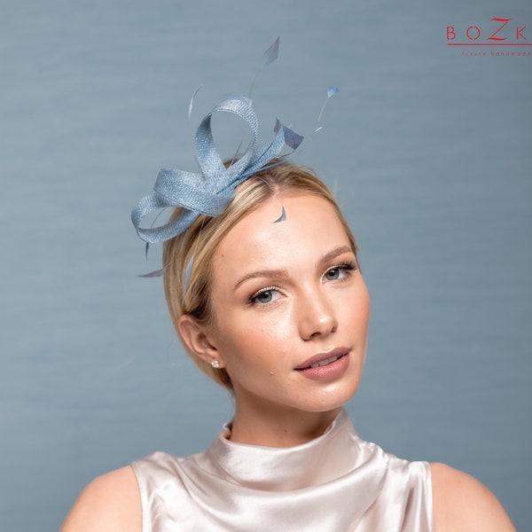 Bibi bleu pigeon délicat moderne avec plumes, casque de mariage en pierre bleue, bibi plume cocktail bleu layette