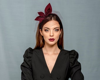 Modernes bordeauxfarbenes Wollfilz Headpiece mit schwarzem Schleier, schicker bordeauxroter Fascinator, großer Abendkopfschmuck