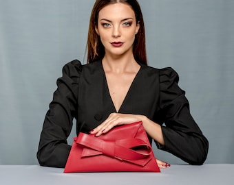 Clutch asimétrico rojo con cadena dorada desmontable, bolso de piel pequeño rojo, bolso cóctel rojo clásico, clutch rojo con lazo, clutch con lazo