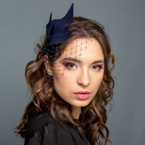 Modern wavy navy fascinator, navy blue fascinator with merrywidow, minimalistic wool felt blue headpiece